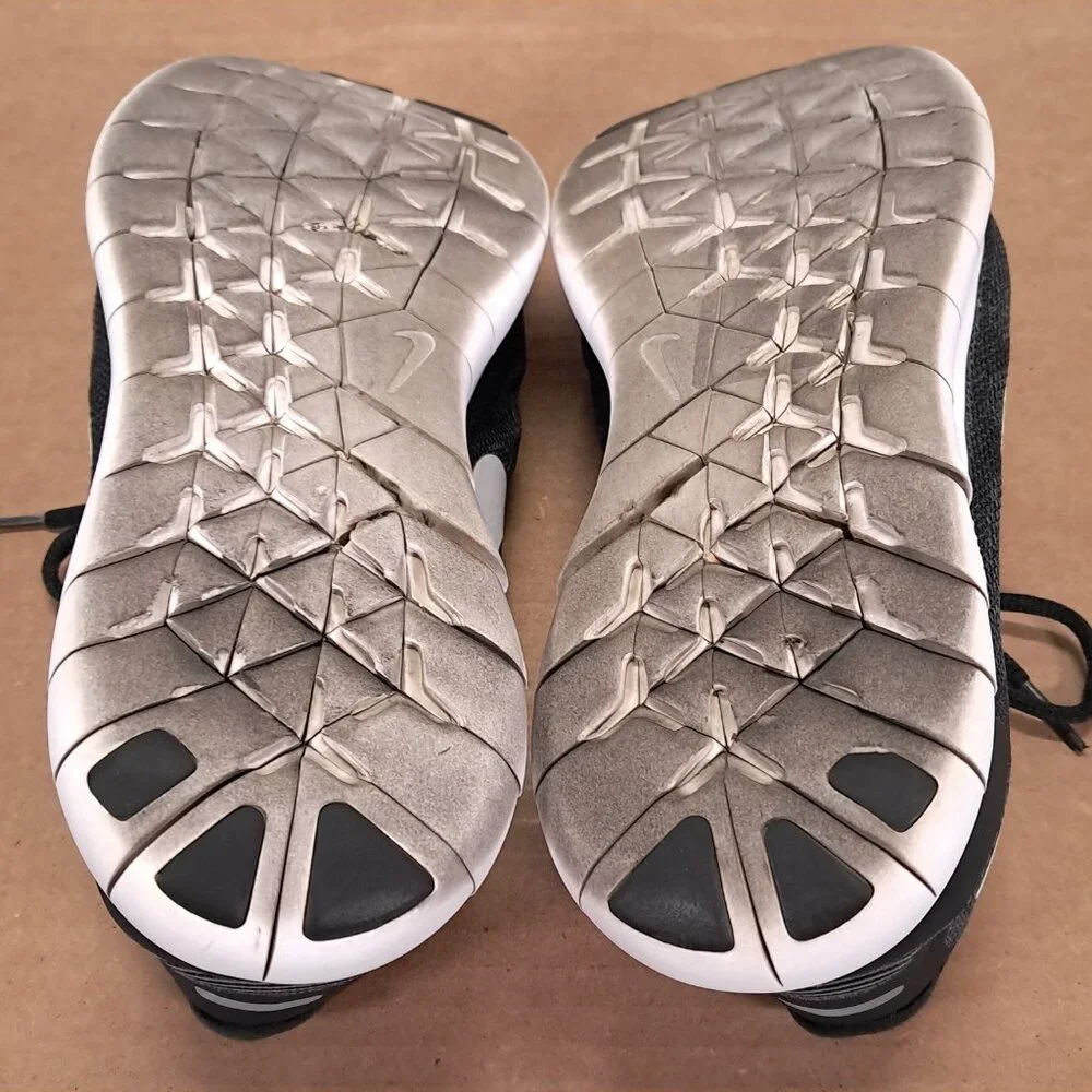 Nike Athletic Shoes Women 10 Free Rn Black White Running Sneakers 880840-001